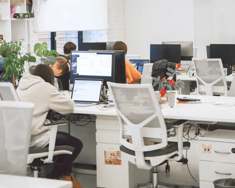 Open space, bureau fermé, télétravail : quel environnement pour quel type de travail ?